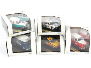 Lot 105 - DIVERS (5)