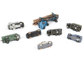 Lot 109 - DIVERS (8)