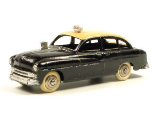 Lot 607 - DINKY TOYS FRANCE (1)