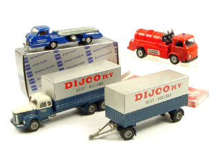 Lot 541 - DIVERS (3)