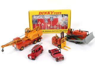 Lot 186 - DINKY TOYS (6)