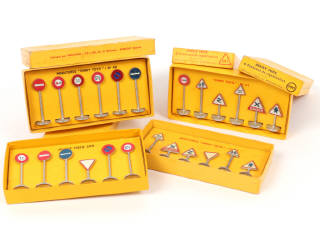 Lot 255 - DINKY TOYS (FRANCE) (4)