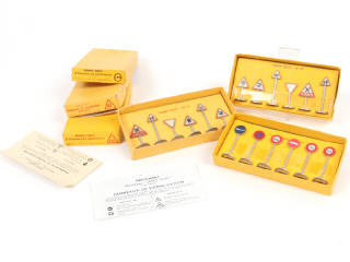 Lot 125 - DINKY TOYS (FRANCE) (3)