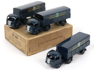 Lot 415 - DINKY TOYS (FRANCE) (4)