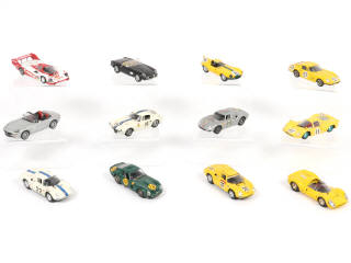 Lot 140 - DIVERS (12)