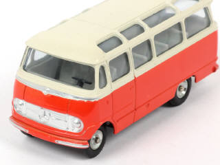 Lot 332 - DINKY TOYS (FRANCE) (1)