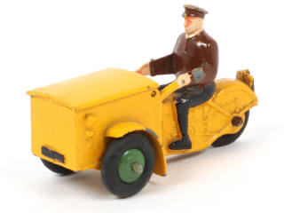 Lot 117 - DINKY TOYS (FRANCE) (1)