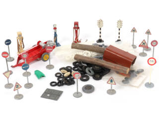 Lot 110 - DINKY TOYS (100)
