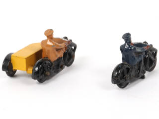 Lot 159 - DINKY TOYS (GB) (2)