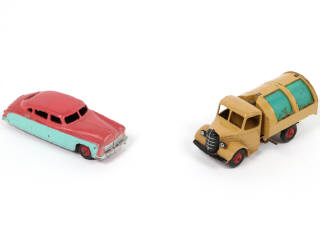 Lot 253 - DINKY TOYS (GB) (2)