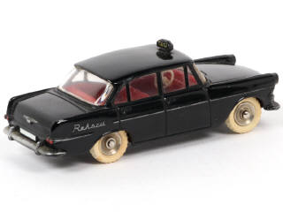 Lot 226 - DINKY TOYS (FRANCE) (1)