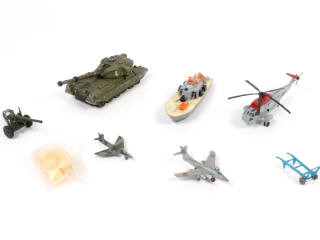 Lot 147 - DINKY TOYS (8)