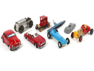 Lot 183 - DIVERS (8)