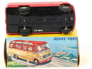 Lot 220 - DINKY TOYS (FRANCE) (1)