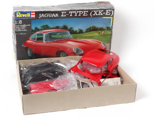 Lot 18 - REVELL (USA) (1)
