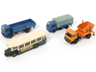 Lot 81 - DIVERS (4)