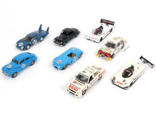 Lot 107 - DIVERS (8)