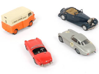 Lot 132 - DIVERS (4)