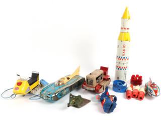 Lot 196 - DIVERS (7)