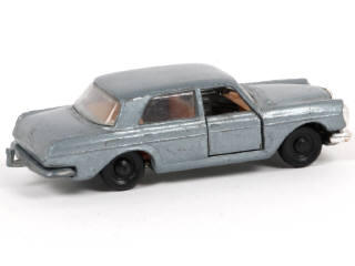 Lot 228 - MAJORETTE (FRANCE) (1)
