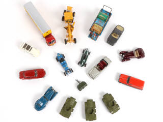 Lot 121 - DIVERS (16)