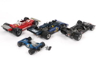 Lot 72 - DIVERS (4)