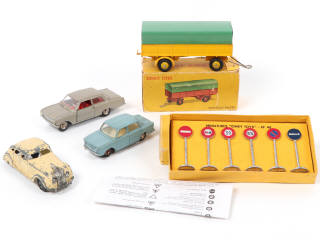 Lot 383 - DINKY TOYS (5)