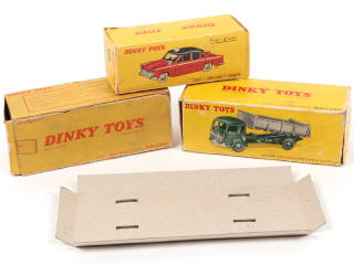 Lot 215 - DINKY TOYS (FRANCE) (4)