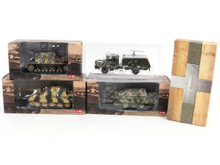 Lot 267 - DIVERS (4)