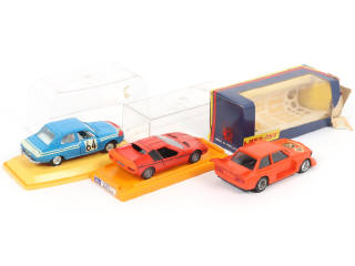 Lot 260 - DIVERS (3)