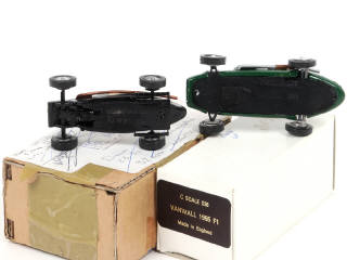 Lot 85 - DIVERS (2)