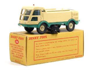 Lot 815 - DINKY TOYS FRANCE (1)
