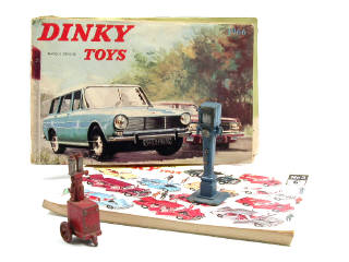 Lot 800 - DINKY TOYS (4)