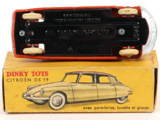 Lot 402 - DINKY TOYS (FRANCE) (1)