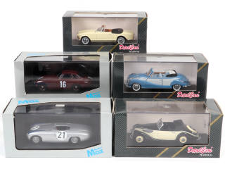 Lot 139 - DIVERS (5)