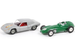 Lot 121 - DIVERS (2)