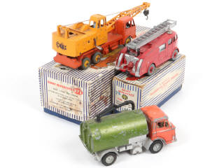Lot 326 - DINKY TOYS (GB) (3)