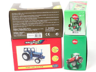 Lot 282 - DIVERS (4)