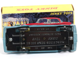 Lot 424 - DINKY TOYS (FRANCE) (1)