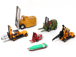 Lot 106 - DIVERS (6)