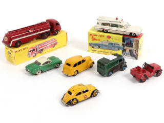 Lot 420 - DINKY TOYS (7)