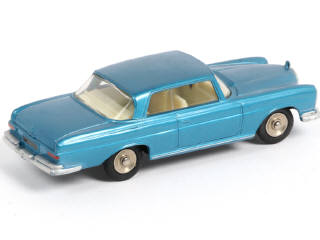 Lot 375 - DINKY TOYS (FRANCE) (1)