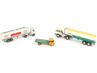 Lot 453 - DINKY TOYS (3)