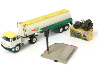 Lot 421 - DINKY TOYS (FRANCE) (3)