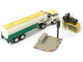 Lot 421 - DINKY TOYS (FRANCE) (3)