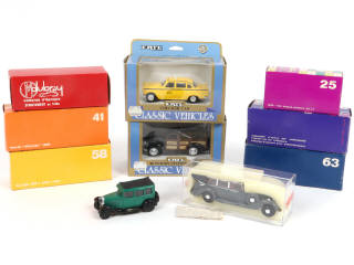 Lot 42 - DIVERS (8)