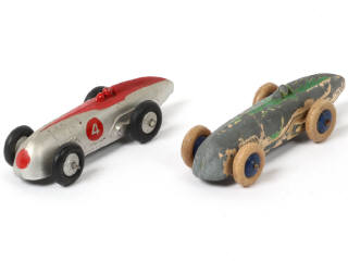 Lot 295 - DINKY TOYS (GB) (2)