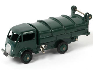 Lot 317 - DINKY TOYS (FRANCE) (1)