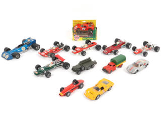 Lot 67 - DIVERS (12)