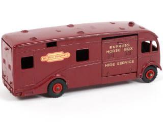 Lot 259 - DINKY TOYS (GB) (1)